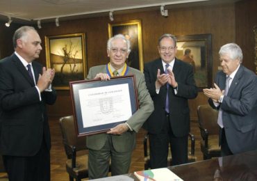 Director de CRHIAM es nombrado Profesor Emérito de la UdeC