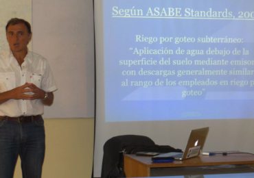 Docente argentino dicta charla sobre sistemas riego por goteo subterráneo