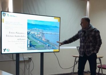 Dr. Ricardo Figueroa dictó charla sobre humedales urbanos en el Liceo Lucila Godoy Alcayaga de Hualpén