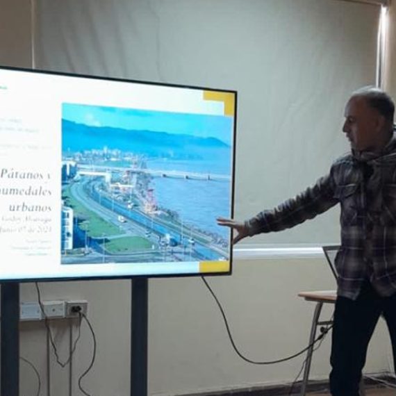 Dr. Ricardo Figueroa dictó charla sobre humedales urbanos en el Liceo Lucila Godoy Alcayaga de Hualpén