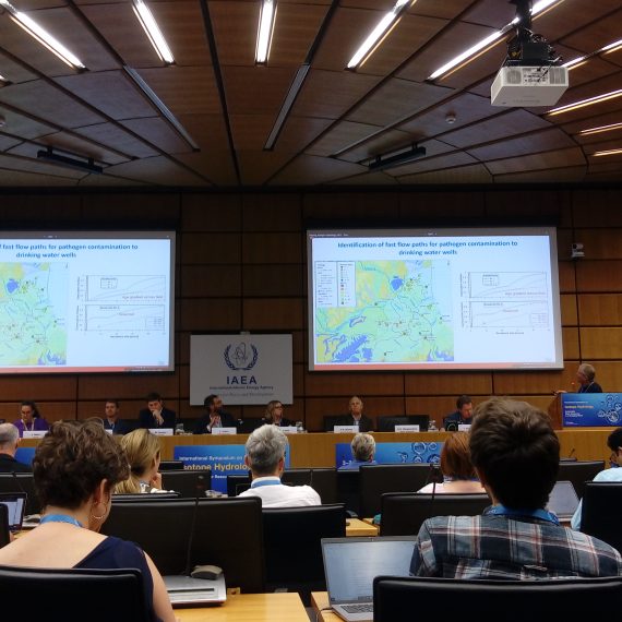 Dr. Ricardo Oyarzún presenta investigación en el 16º Simposio de Hidrología Isotópica en Viena