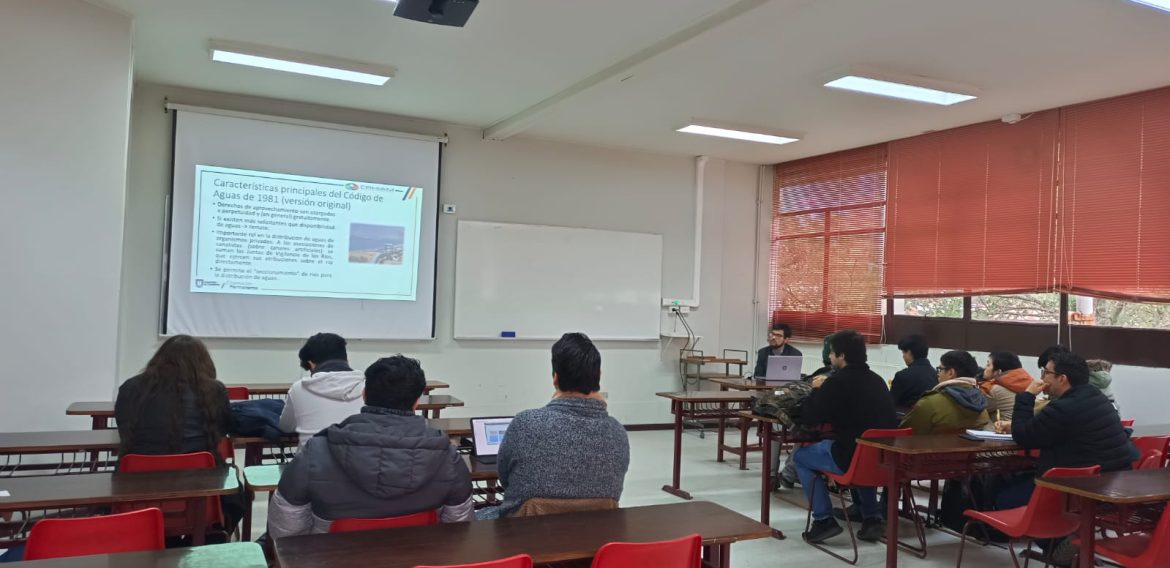 Colaborador CRHIAM imparte charla sobre legislación del agua para estudiantes de Ingeniería Civil Metalúrgica