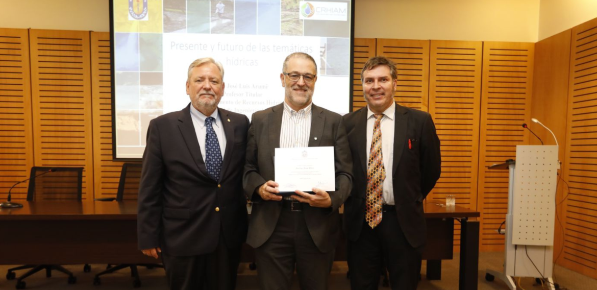 Dr. José Luis Arumí, investigador principal de CRHIAM, fue premiado por su trayectoria en recursos hídricos