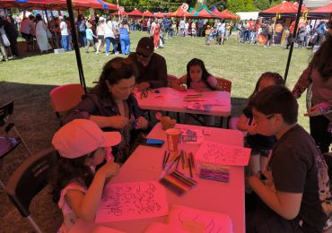 Niños y niñas vivieron lúdica tarde en stand navideño CRHIAM