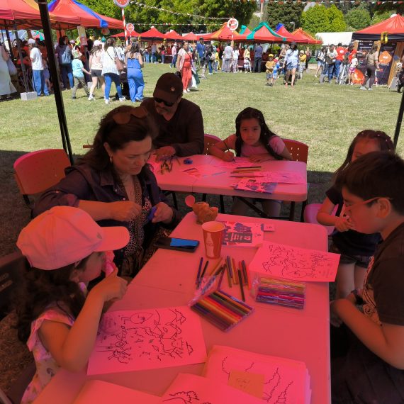 Niños y niñas vivieron lúdica tarde en stand navideño CRHIAM