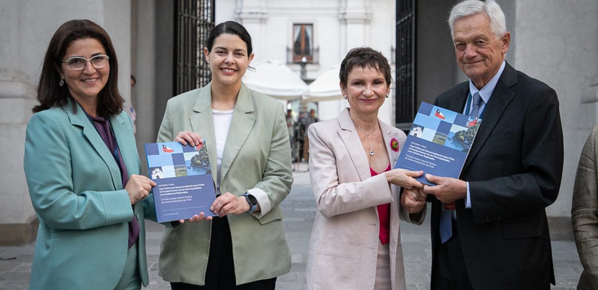 Investigadora CRHIAM participó en entrega de informe para la Política de Descentralización de Chile