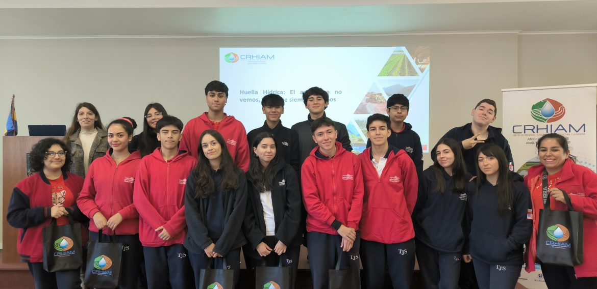 CRHIAM recibió a escolares para aprender sobre la huella del agua